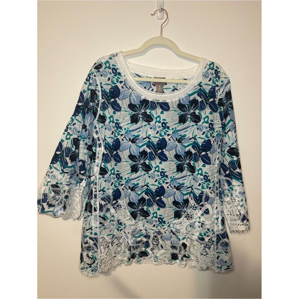 Chico’s Floral Scallop Hem Embroidered Top SZ 3 Scoop Neck 3/4 Sleeve White/Blue